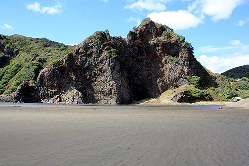 Karekare Beach Sand & Cliff photo