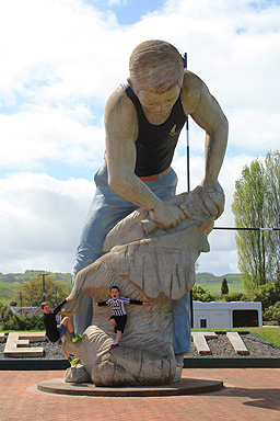 Te Kuiti Shearer Statue photo